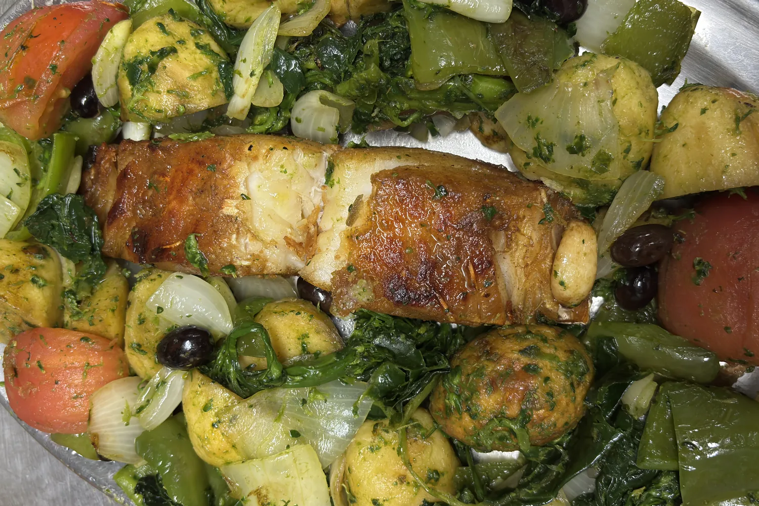 Bacalhau à moda do Hera, posta grelhada com batatas e legumes refogados