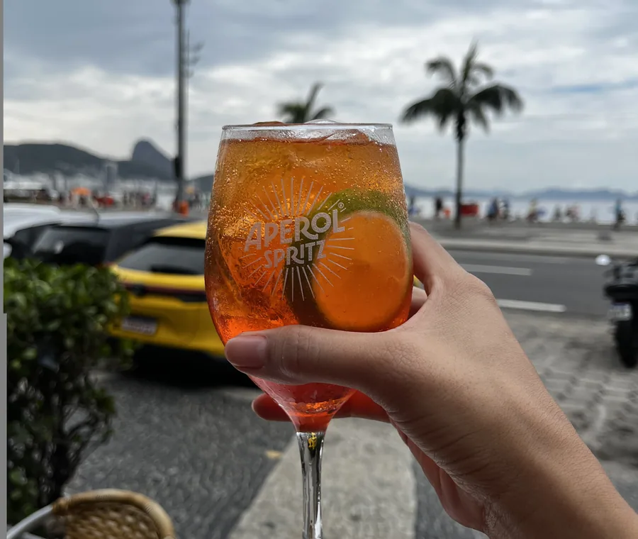 Drink servido no Hera com a praia de Copacabana ao fundo
