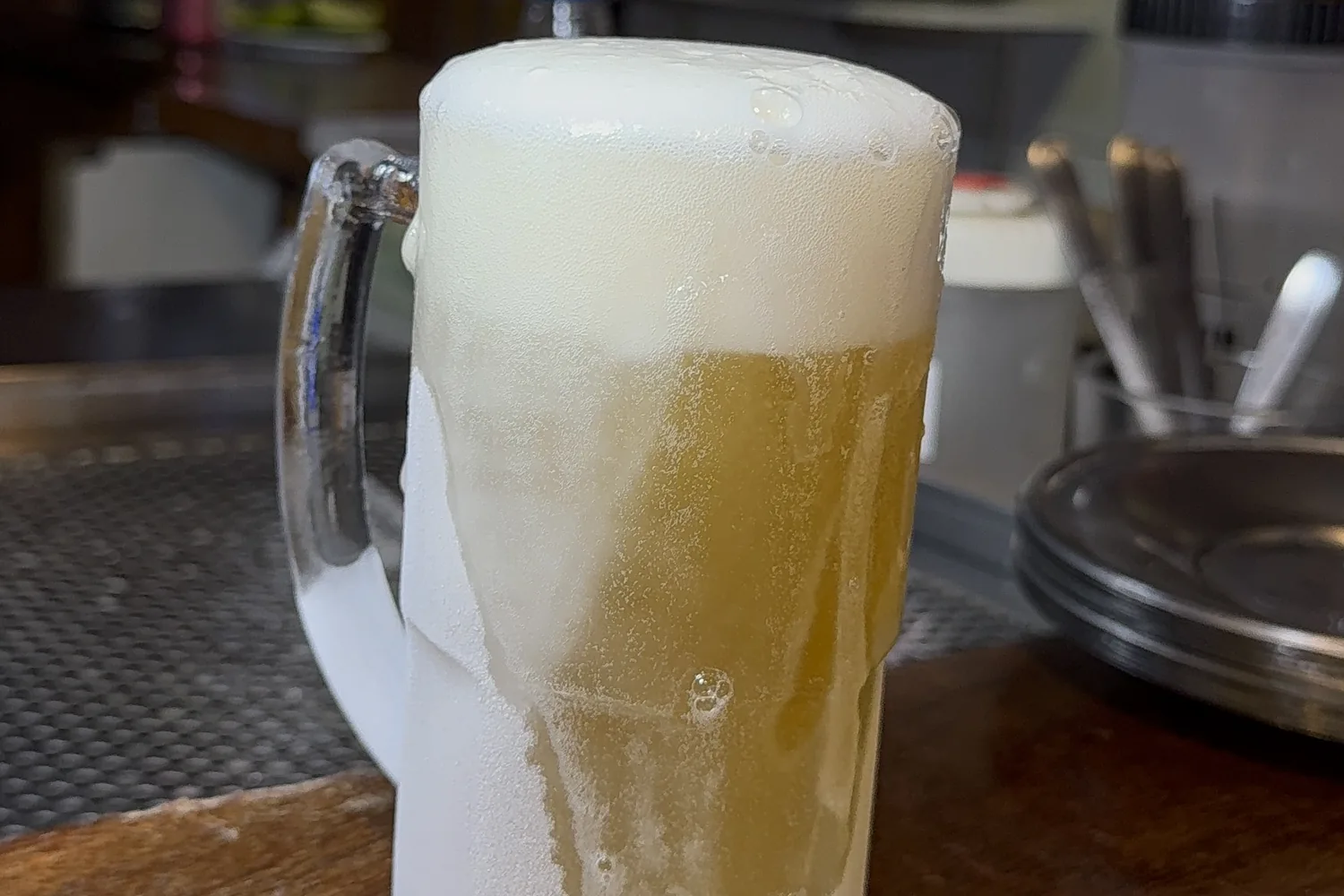 Caneco de chope ultracongelado do Hera, com o copo coberto de gelo