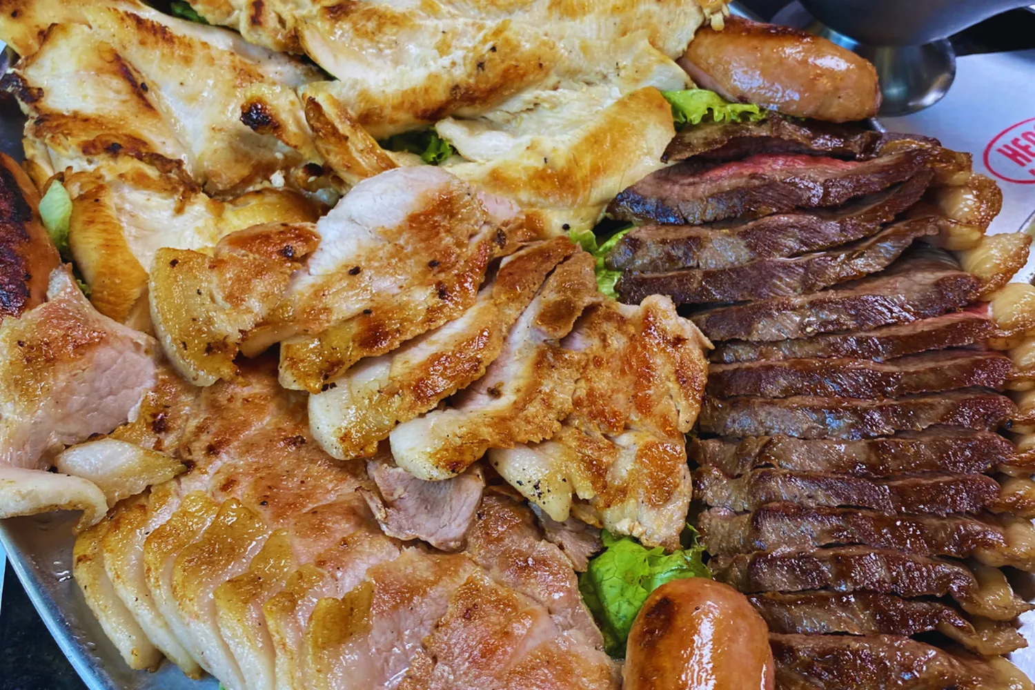 Churrasco especial do Hera com picanha na chapa, arroz, farofa e batata frita