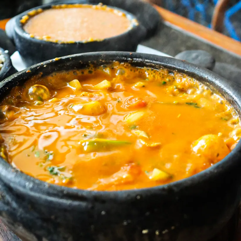 Moqueca capixaba do Hera servida na panela de barro