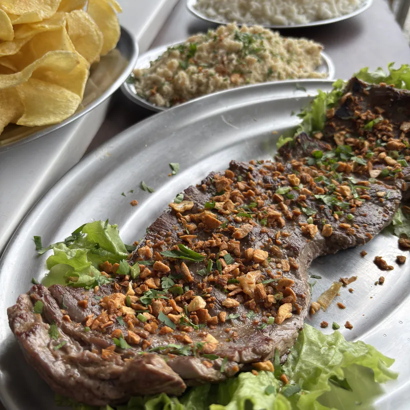 Carne seca desfiada do Hera servida com batata palha