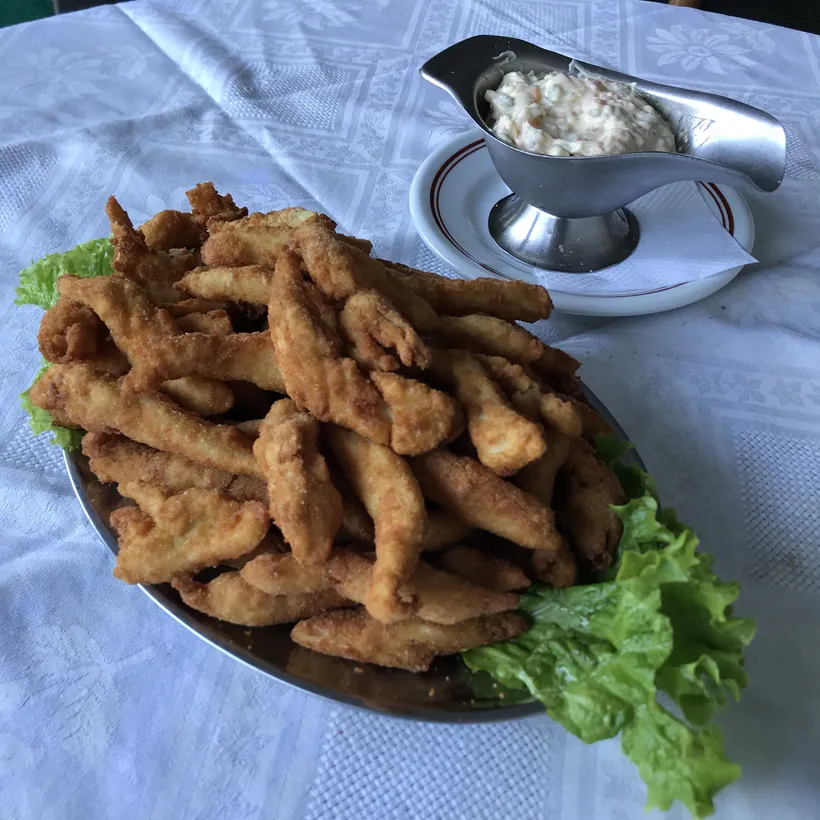 Gurjão de peixe do Hera com molho tártaro