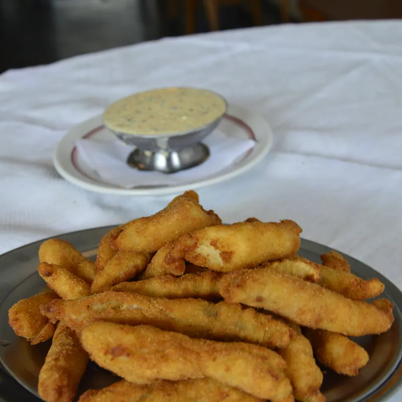 Aipim frito do Hera servido com molho