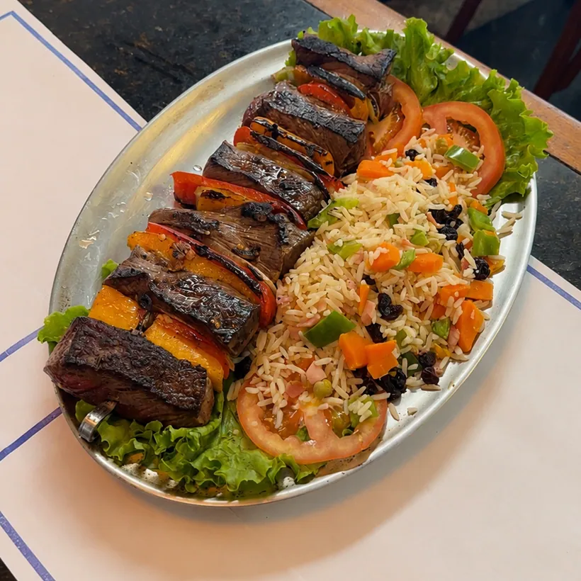 Brochete de filé mignon do Hera com arroz à grega