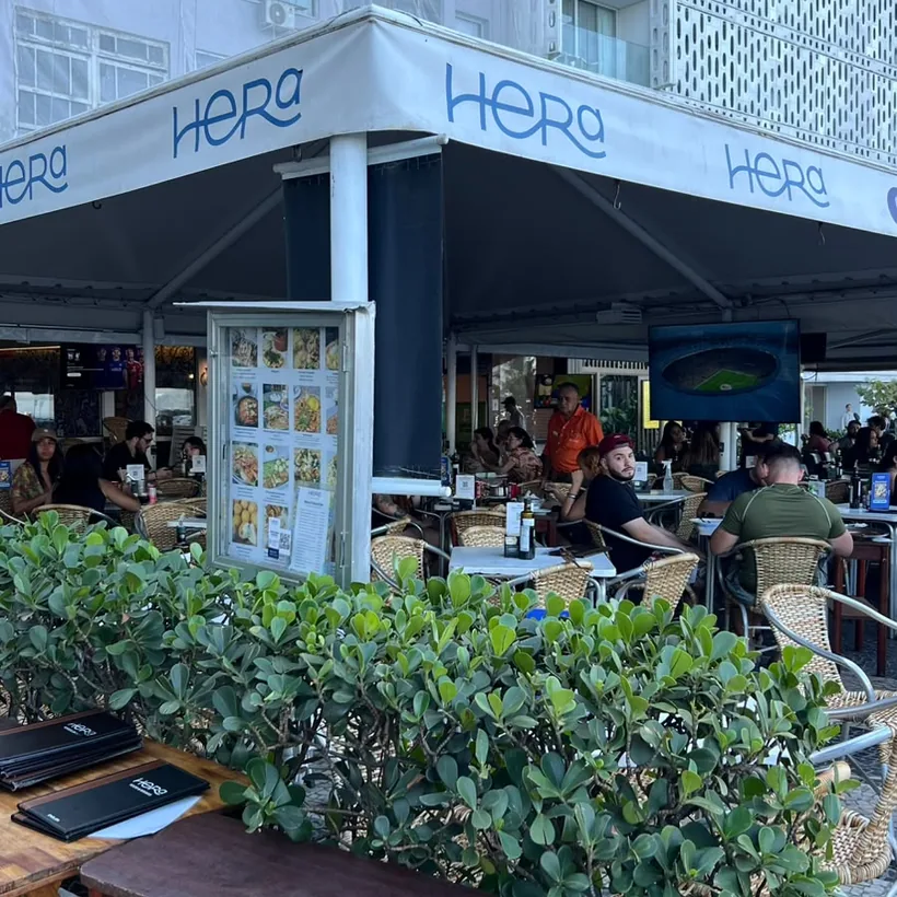 Fachada do Hera Bar e Botequim com o toldo azul na Av. Atlântica