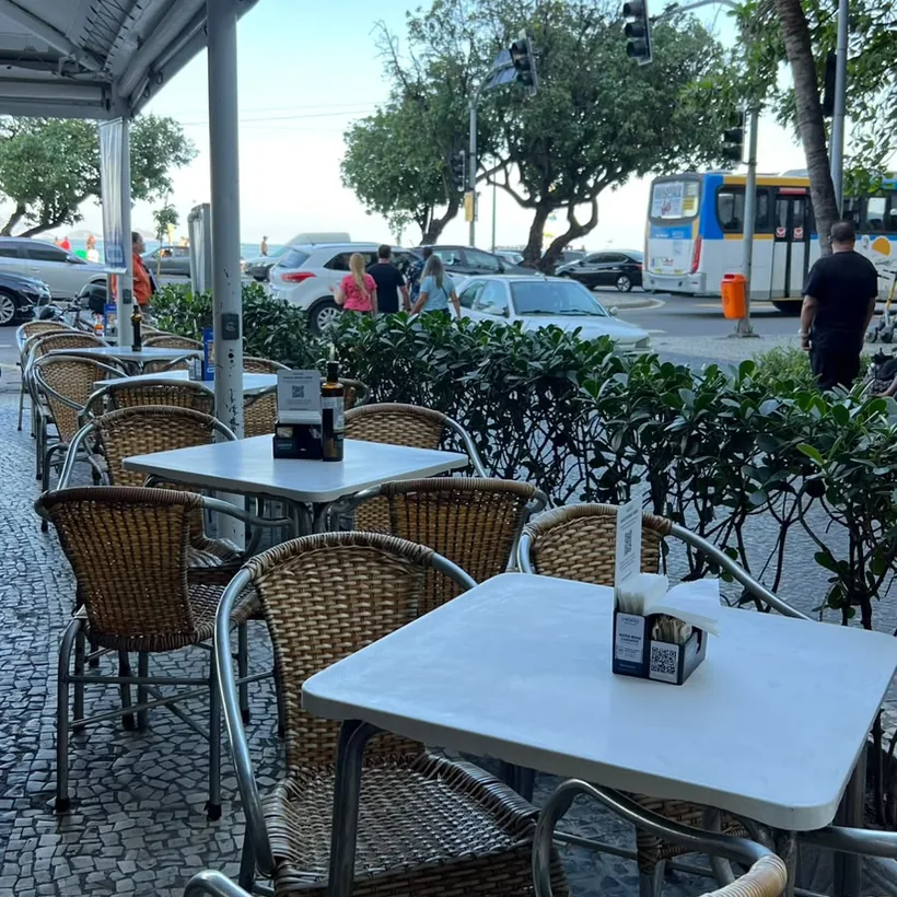 Terraço do Hera com vista para a orla de Copacabana