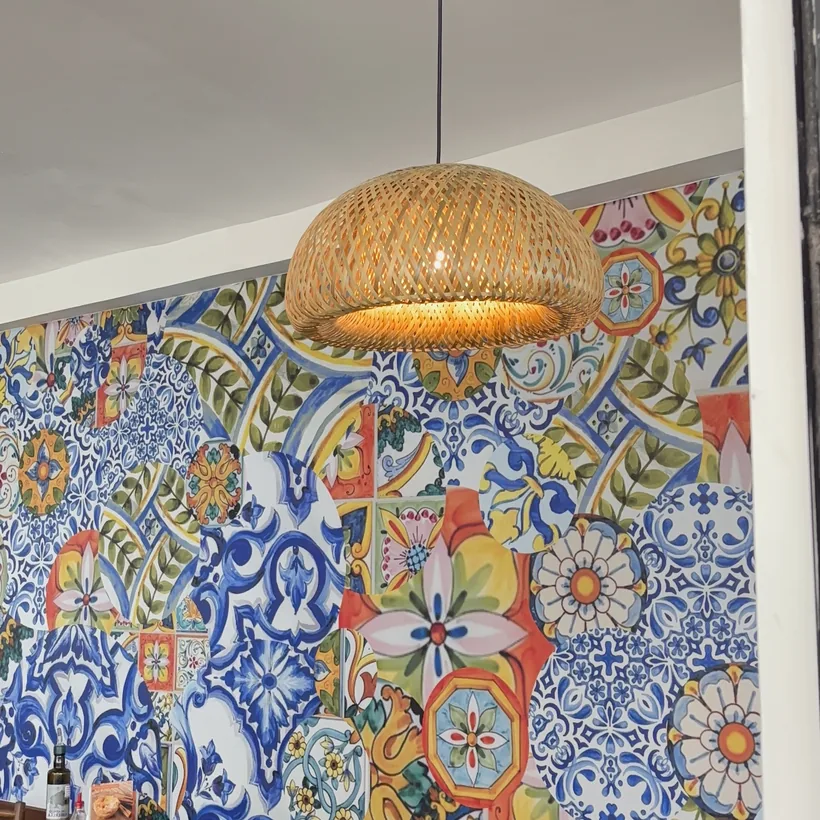 Luminária de vime e parede de azulejo português do salão do Hera