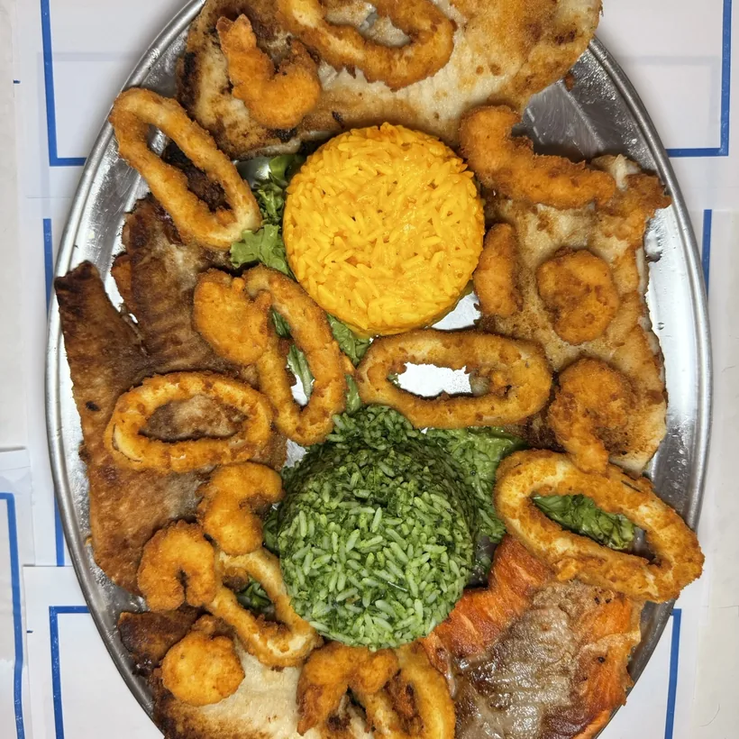 Prato misto de frutos do mar: lula, camarão empanado e salmão grelhado