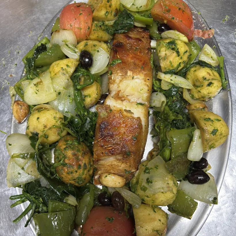 Bacalhau assado com legumes ao azeite e ervas