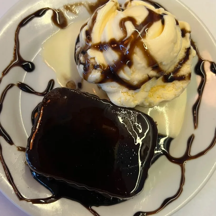 Brownie com sorvete de creme visto de cima