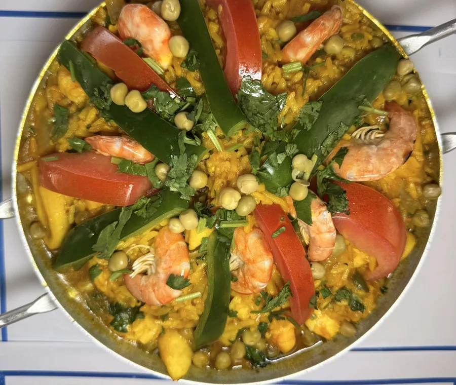 Paella de mariscos do Hera com polvo, lula, camarão e mexilhão sobre arroz de açafrão