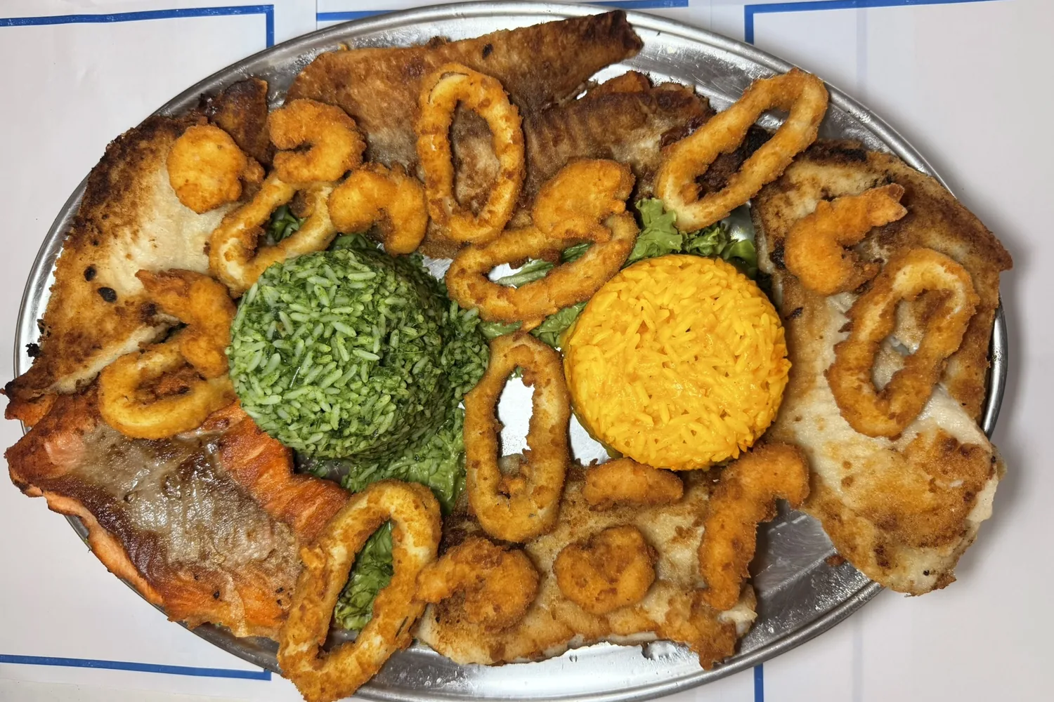 Parrilhada do Hera com salmão, filés de peixe branco, lula e camarão empanados