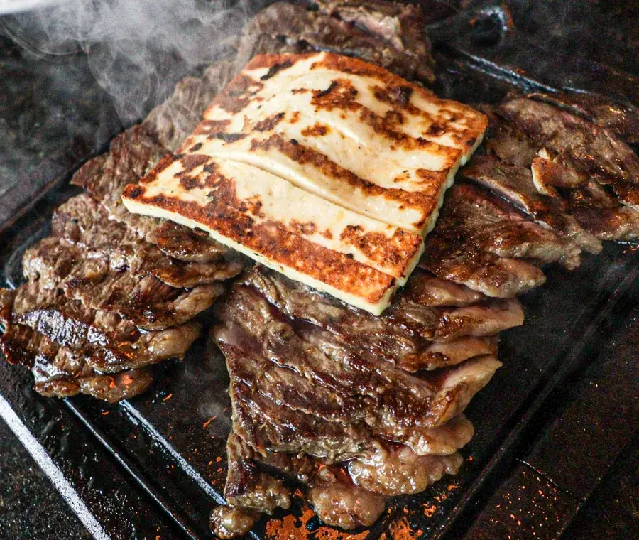 Picanha à Daniel do Hera com queijo coalho grelhado sobre a picanha na grelha
