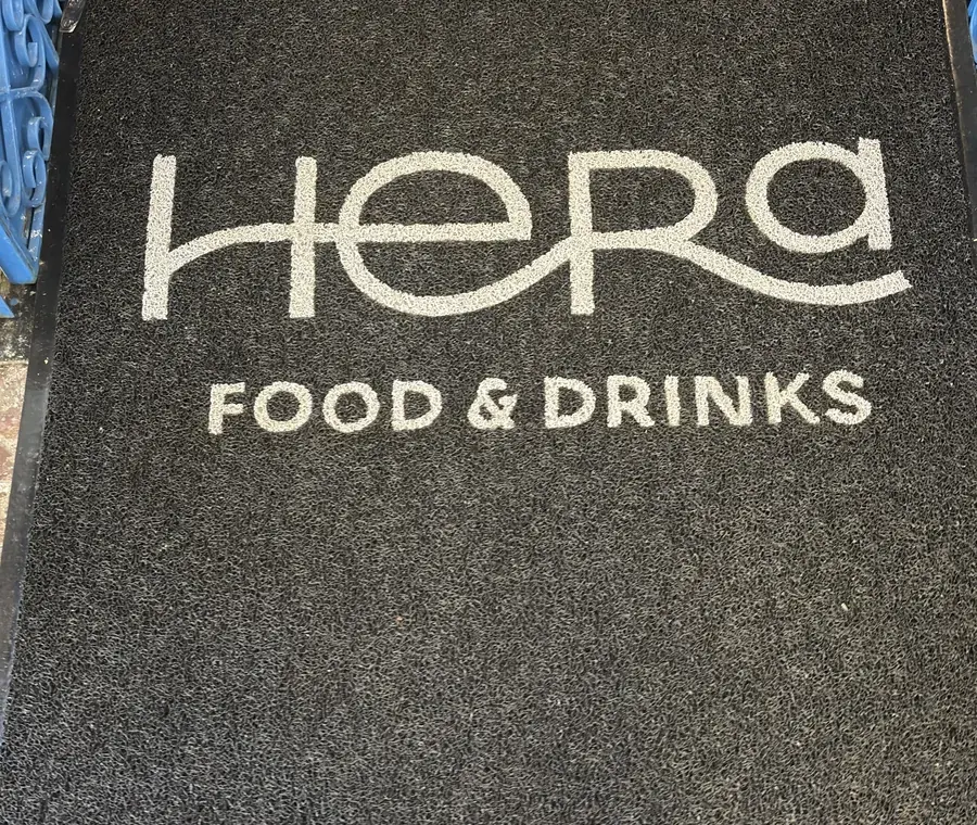 Placa Hera Food and Drinks na fachada da casa